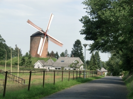 Zeddam : Bovendorpsstraat, De Grafelijke Torenmolen ( gräfliche Getreide-Turmwindmühle, 2005 restauriert ), im Jahre 1441 erbaut ist die älteste, noch betriebene Mühle ihrer Art in den Niederlanden.